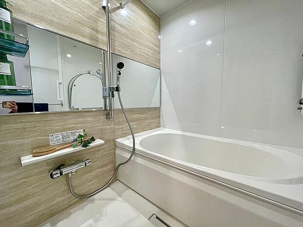 洗練されたデザインの浴室です。柔らかな照明で、美しく快適な空間を演出します。