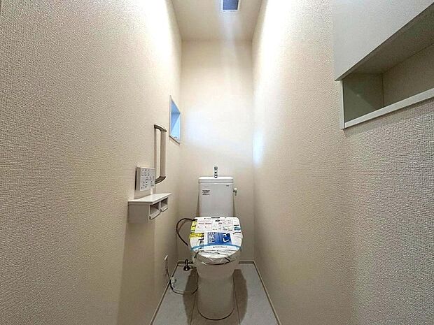 2口のペーパーホルダー+ウォシュレット洗浄+トイレ収納がついておりペーパーの予備等の収納も可能！
