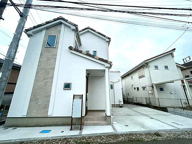 閑静な住宅街にあり角地なので車の駐車も楽々できます。