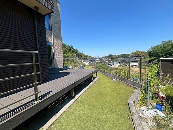 BBQやおうちキャンプなどご家族で楽しみ方が広がる贅沢なスペースです