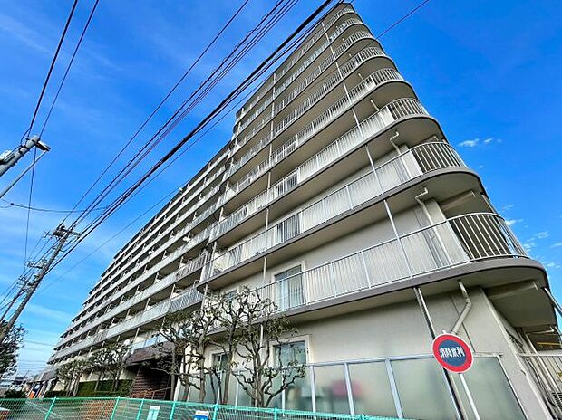 綺麗に管理されている大型マンションです。