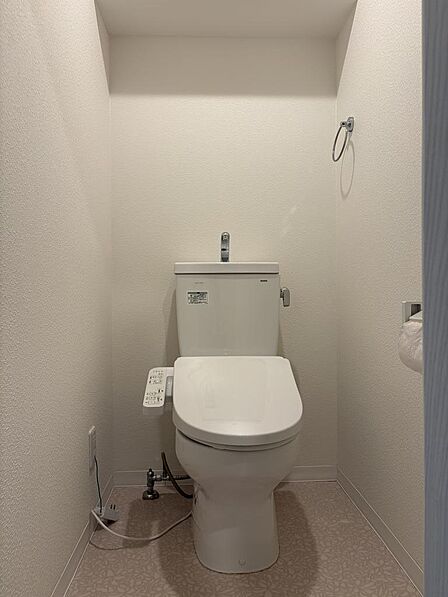 温水洗浄便座付きトイレも2022年に交換済み。足元は清潔感とほどよい装飾性のあるクッションフロア仕上げです。
