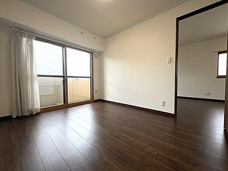 大きめの窓から、午後の温かな日差しがたぷりと入る南西向きのお部屋です。インナーサッシで防音性と断熱効果UP!