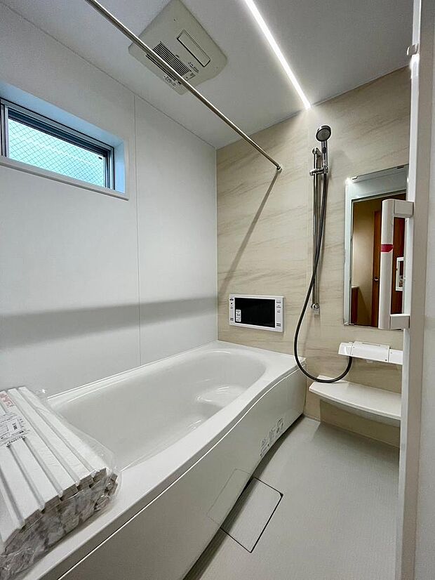 大型浴室TV付き！広々とした浴槽が設けられております(#^.^#)