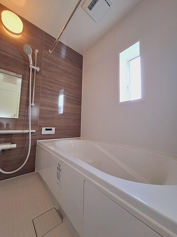足が伸ばせる広さの浴槽で日々のリフレッシュができます。浴室にも窓がついている為、こもって湿気がちな水回りでも、カビ対策や換気も十分にできます。