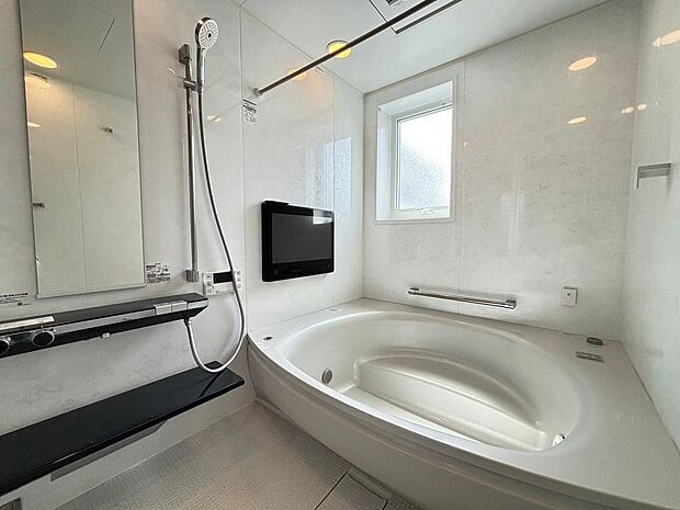 広々としたバスタブを要した浴室は一日の疲れを癒すのに最適のスペースです。こちらは、テレビ付きになりますので、半身浴を楽しみながらとっておきのバスタイムを過ごしてみてはいかがでしょうか？