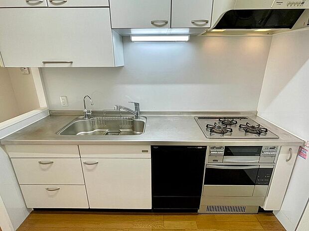 食洗機を含む便利な設備が整っており、快適な生活を実現するのに最適なキッチンです(*^_^*)