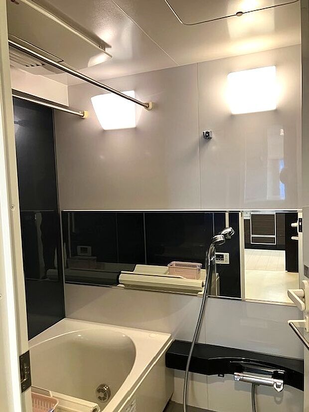 ブラック＆ホワイトを基調とした浴室です♪キリっとした色合いとデザインが清潔感を作り締まった空間ですね♪