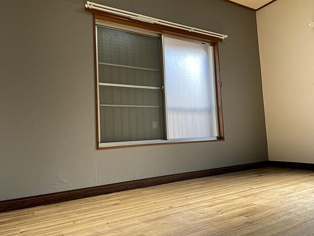６畳の洋室は２面の窓からの採光が入り、風通しも良いので以後事の良さを実感できます。収納スペースも確保しておりますので寝室としての活用もおすすめです。またその他居室は、６畳の和室もご用意しております。