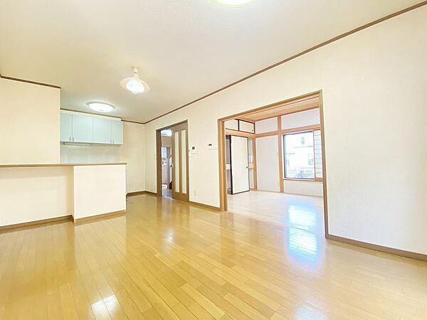 明るい陽射しが降りそそぐ LDK
