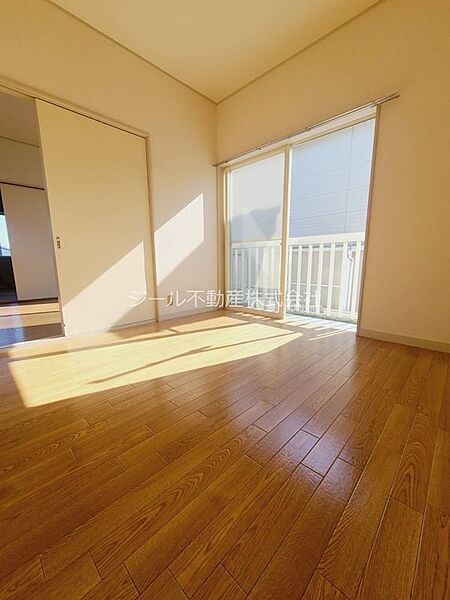 画像7:4.5畳の洋室はバルコニーへの窓と収納スペースと便利にご利用頂けると思います！