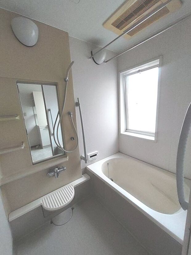 暖房乾燥付き窓のある浴室で、普段自然換気に