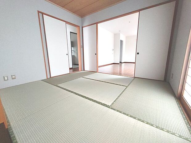 リビング横の南側から採光のある和室6帖。畳も表替え済、床の間、押入れ。畳は癒されます