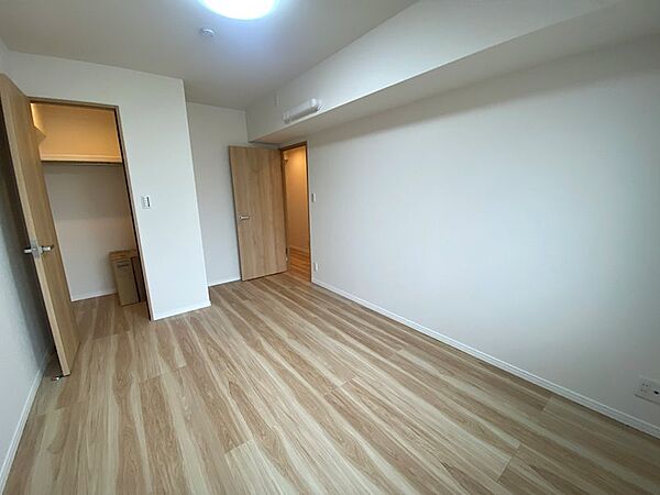 主寝室としてベッド・収納家具も余裕で置ける広さ