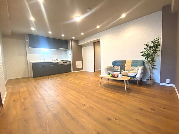 ダウンライトやデザインクロスでおしゃれな13.3帖のリビング