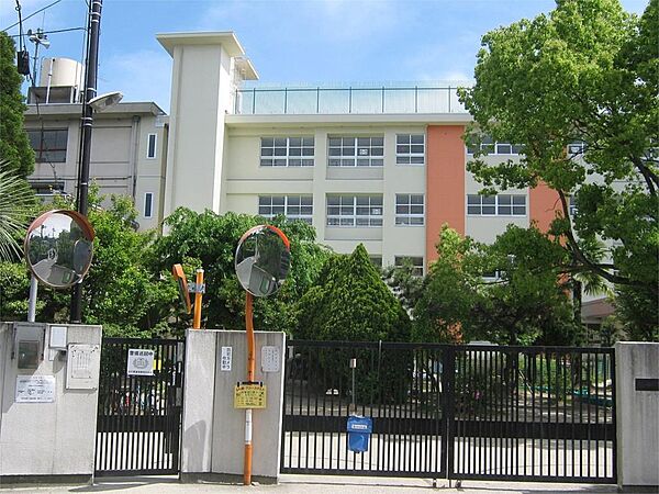 枚方市立枚方第二小学校（559m）