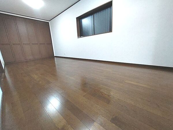 1階の10帖の洋室　いろんな用途で使えます