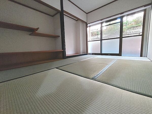 バルコニーに面した床の間設置の和室6帖