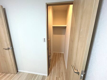 ウォークインクローゼットで高い収納力を誇り、鞄や掃除機など大きい荷物も収納することができます