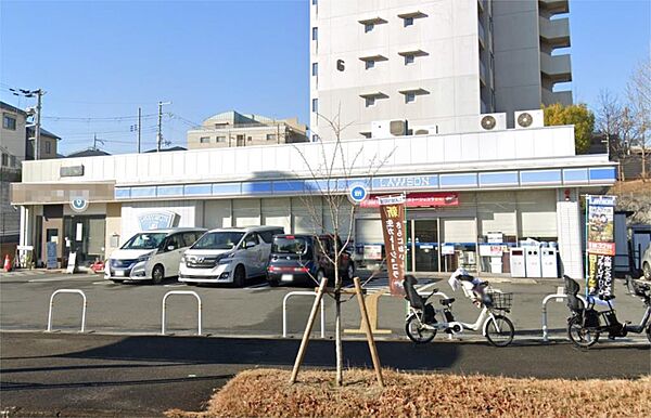 ローソン 香里ヶ丘さくら通り店（603m）
