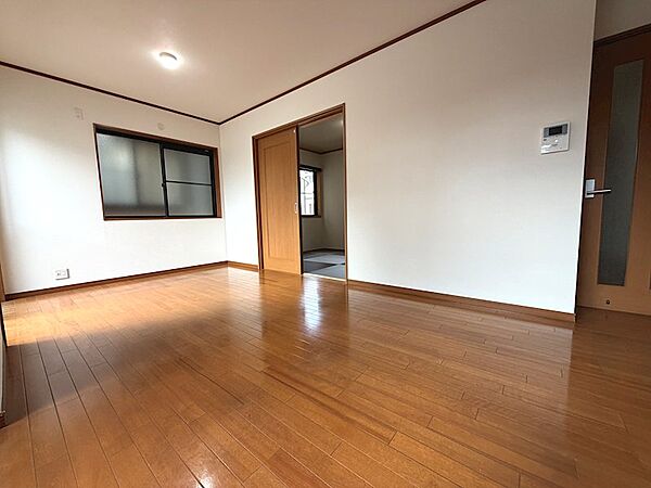 南西の大きな窓から光が入る明るく快適なLDK14.2帖