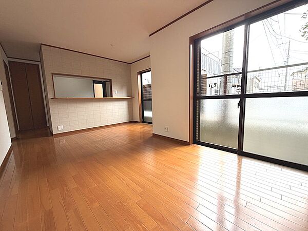 南西の大きな窓から光が入る明るく快適なLDK14.2帖