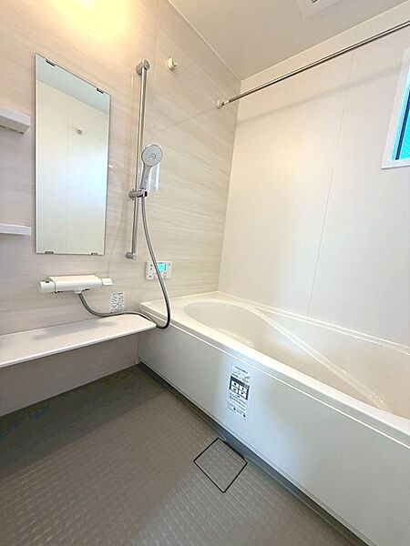 ボタン一つで決まった湯量と温度でお風呂が沸き、いつでも暖かいお風呂に入ってリラックスできます