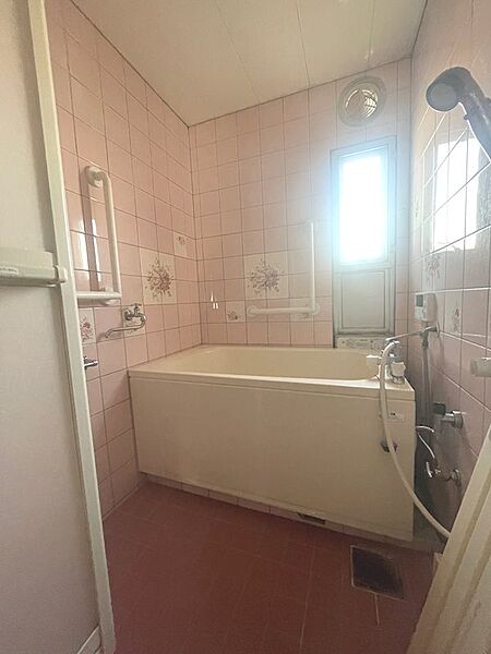 ユニットバス　窓があり換気ができます