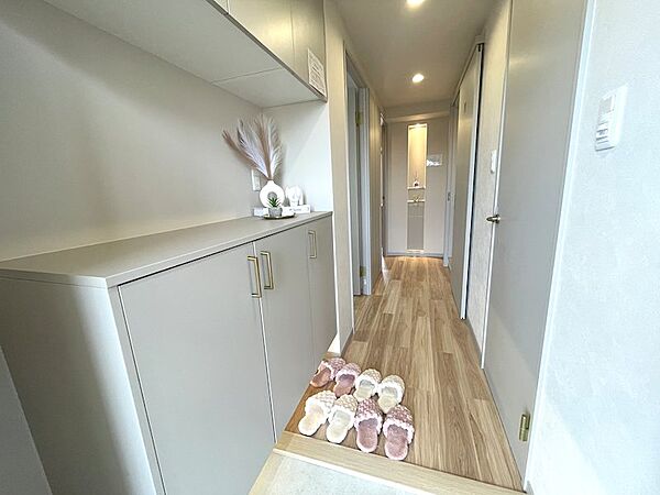 明るい玄関で家族を迎え入れてくれます