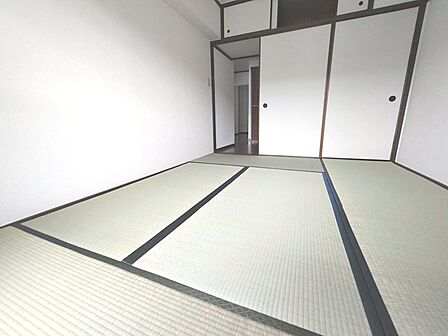 南側バルコニーに面した明るい和室6帖、畳表替、襖張替
