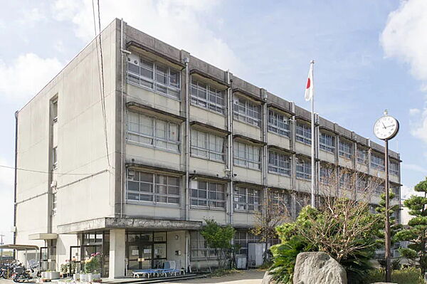 枚方市立渚西中学校（908m）