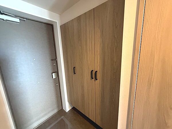 大きなシューズボックス付き玄関