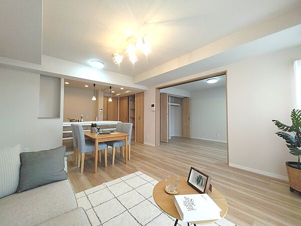 床材、壁天井クロス張替、建具も新調交換　南東向きバルコニーに面した明るいLDK、隣接に洋室があり解放感があります。