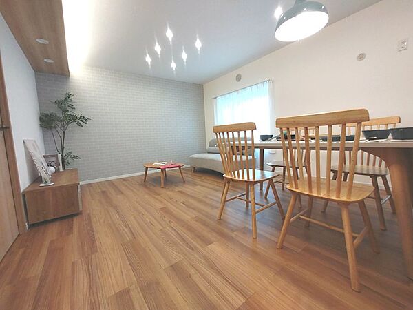 床フローリング、壁天井クロス張替、ダウンライト、間接照明新設のお洒落で綺麗なLDK