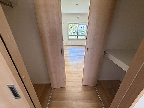 LDKと洋室の通路部分　収納スペース