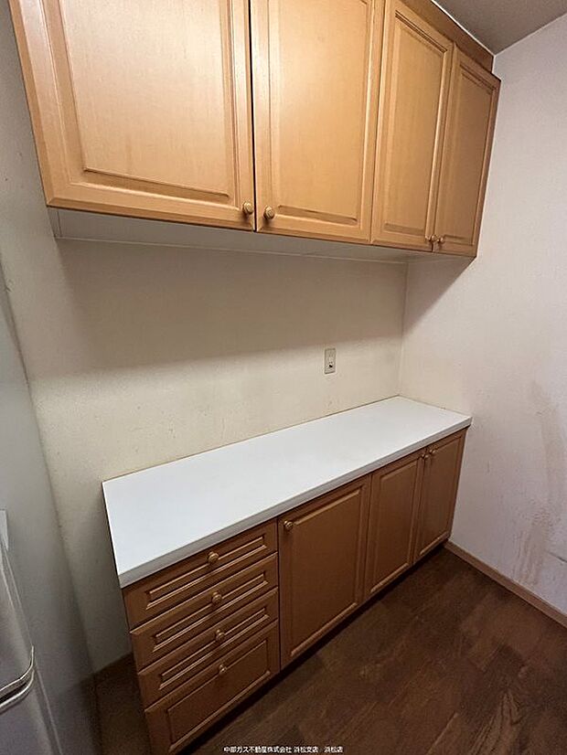 キッチンの背面には収納棚もあり、作業スペースとしても活用できます。
