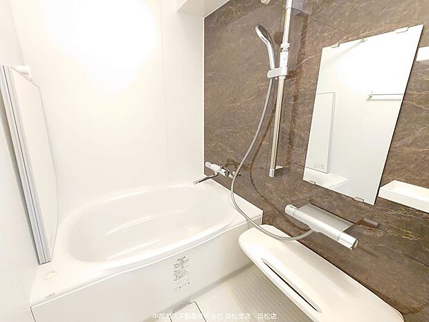 浴室：新品の浴室です。パネルは落ち着いたブラウン色を採用しました。