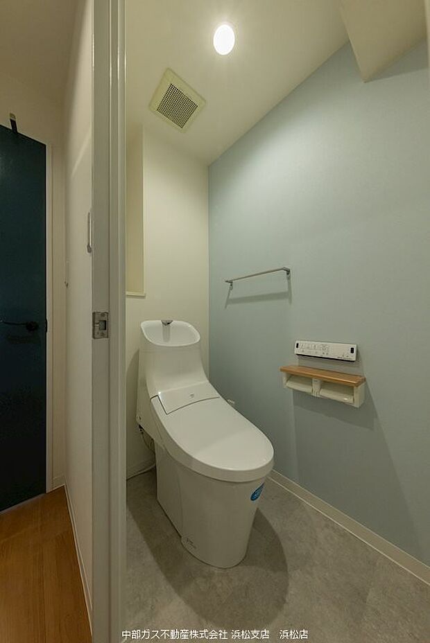 トイレ：トイレ内にもアクセントクロスを使用し、明るい空間となっています。