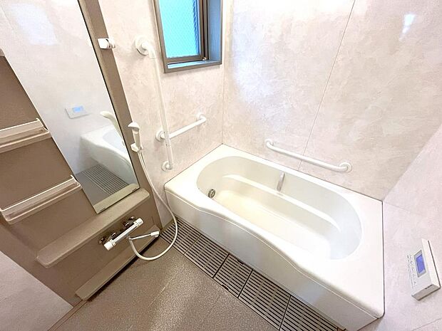 浴室湿気がたまりやすく、換気扇だけではどうしてもカビが出やすいです。窓があるだけでお風呂のカビのお掃除がラクラク♪