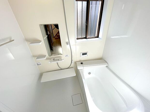 浴室湿気がたまりやすく、換気扇だけではどうしてもカビが出やすいです。窓があるだけでお風呂のカビのお掃除がラクラク♪室内（2024年1月）撮影