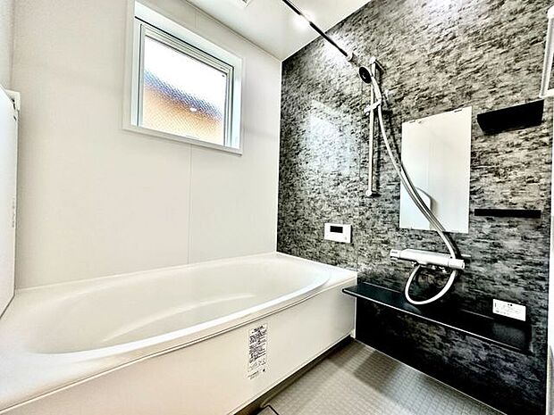 一日の疲れを癒す浴室は広々1坪以上♪雨の日に便利な浴室乾燥機付きです。