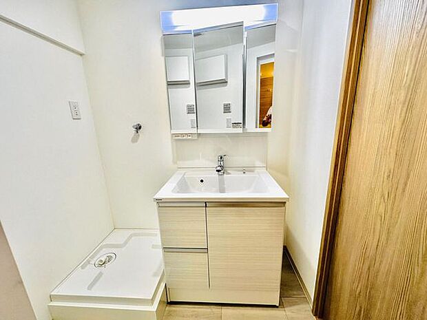 洗面台は便利な三面鏡タイプ♪室内洗濯機置き場もございます。
