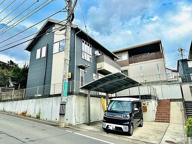 並列駐車2台可能です。愛車を雨や雪から守るカーポート付き♪