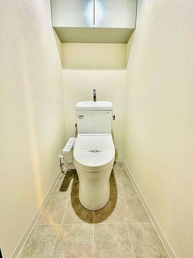 トイレはもちろん温水洗浄便座です。