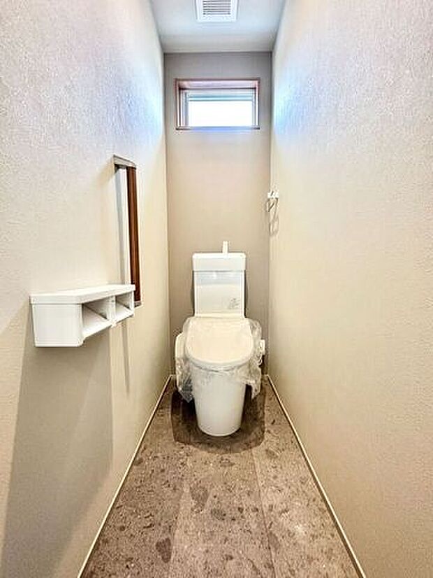 小窓＆手すり付きのトイレです。