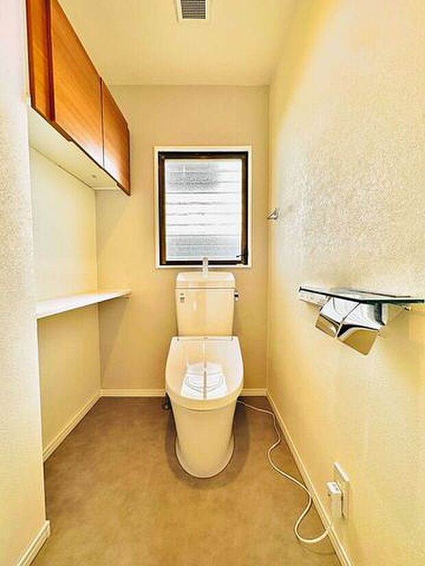 広々としたトイレはオシャレな棚付きの温水洗浄便座です。小窓付きのため電気を付けなくても明るい空間♪