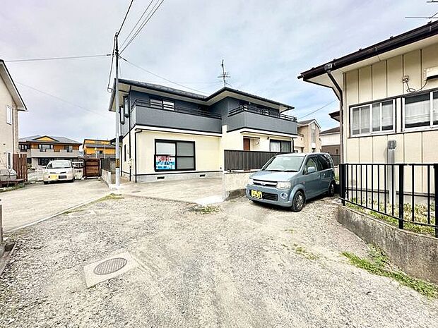 前道は道幅は狭めですが交通量が少なく駐車も安心♪駐車場は車種による制限がございます。ぜひ一度現地でご確認くださいませ♪