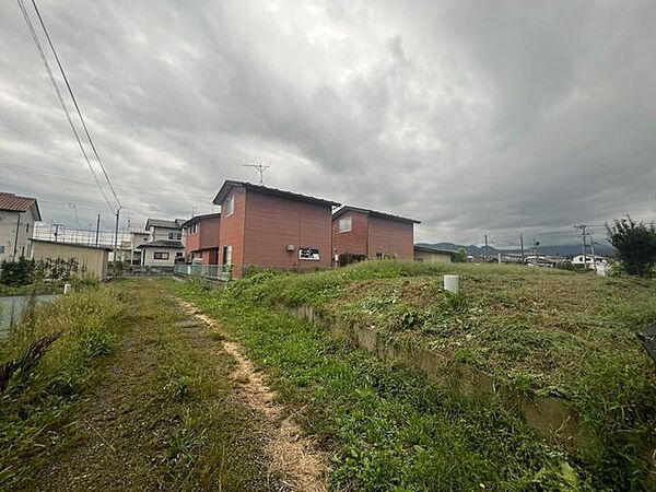 東側は登記上用悪水路となっておりますが、実際に水路はなく車で通行可能な幅の未舗装道路があります。