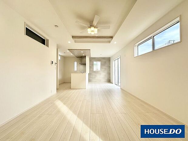 家族が集うLDKは通風陽当り良好な三面採光17.25帖の大空間♪開放感を演出する折上天井を採用♪