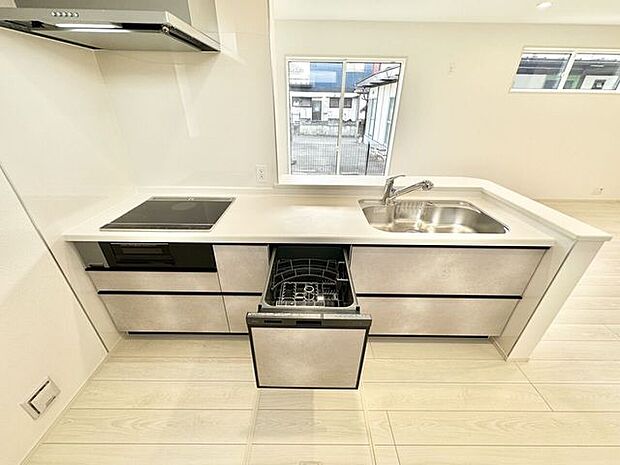 料理をしながらでも家族との会話を楽しめる対面キッチン♪家事時短に最適な食器洗浄乾燥機付き♪